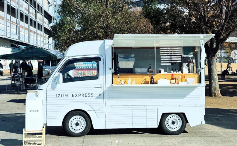 7. 神社境内にあるキッチンカーのコーヒースタンド「IZUMI EXPRESS」