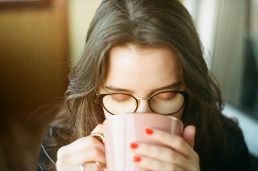 コーヒーによる肌荒れが気になるならカフェインレスがおすすめ