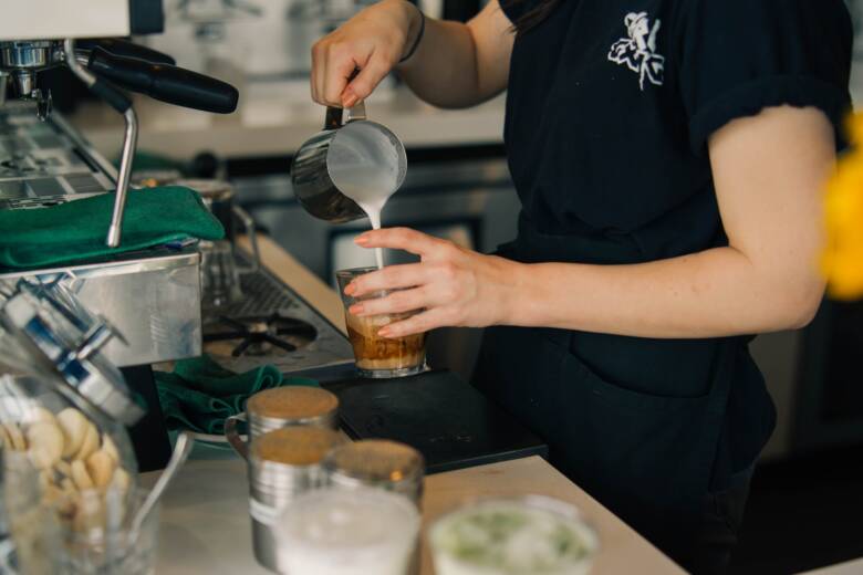 コーヒーとココアを混ぜるとカフェモカになる