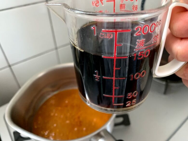 カレー180ｇに対して150mlのコーヒーを入れる