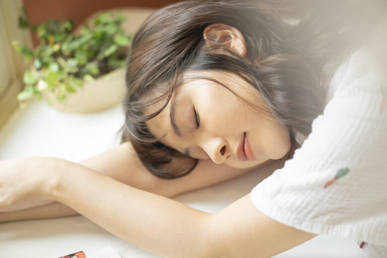 夜にコーヒーを飲んでも眠くなる方法