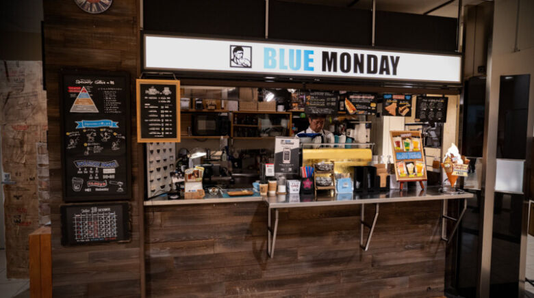 13.立ち飲み＆テイクアウト専門のコーヒースタンド「BLUE MONDAY」