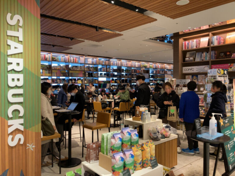 コーヒーと書店の本が楽しめる「TSUTAYA BOOKSTORE 渋谷スクランブルスクエア店」