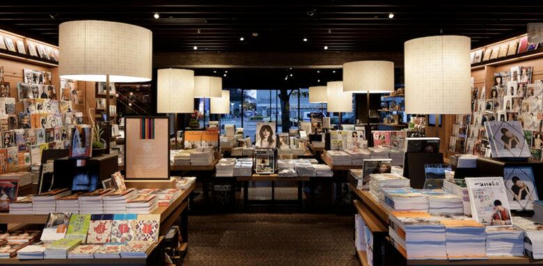 6. 本に囲まれたおしゃれなカフェ「京都岡崎 蔦屋書店」