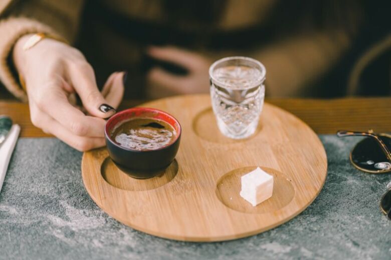 トルコ式コーヒーの飲み方