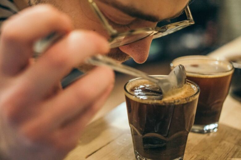 コーヒーのカッピングとは？資格や仕事でも役立つ