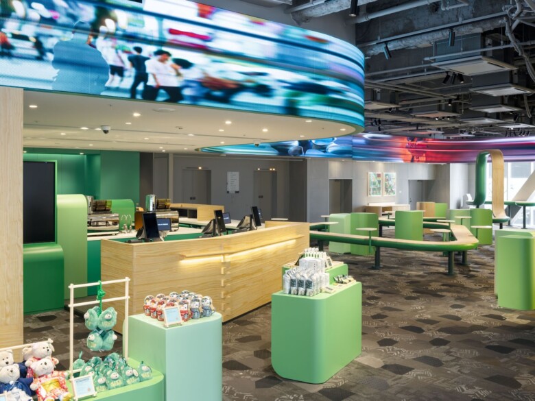 2. あの渋谷スクランブル交差点を見下ろせる「SHIBUYA TSUTAYA 2F店」