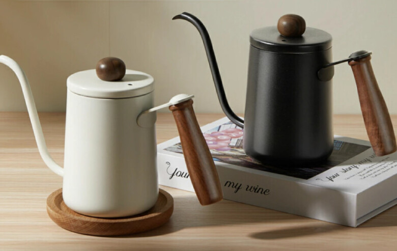 第6位. おしゃれなデザインで自宅用にもおすすめ「+kuRo コーヒーポット」