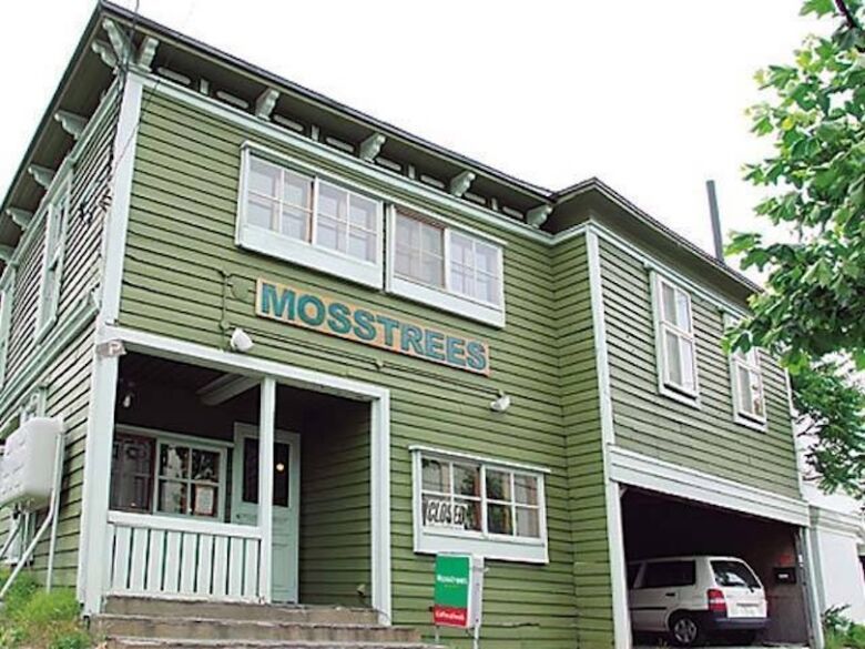11. 明治末期の船具店を改装したカフェレストラン「MOSSTREES」