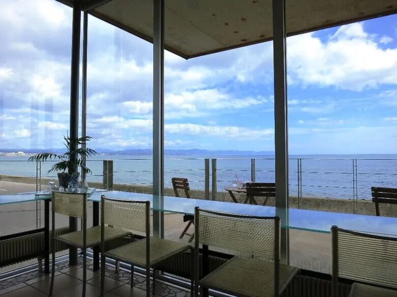 9. 三面ガラス張りで津軽海峡を望む「Cafe' LAMINAIRE」
