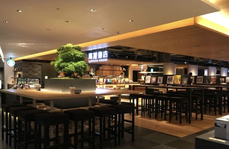1. 本に囲まれたおしゃれな空間「銀座 蔦屋書店スターバックス」
