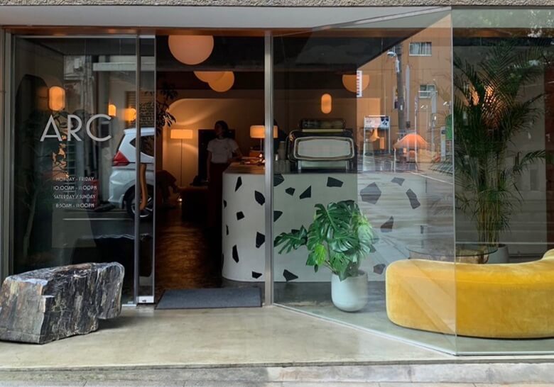 17. 23時まで営業の大人空間カフェ「ARC」