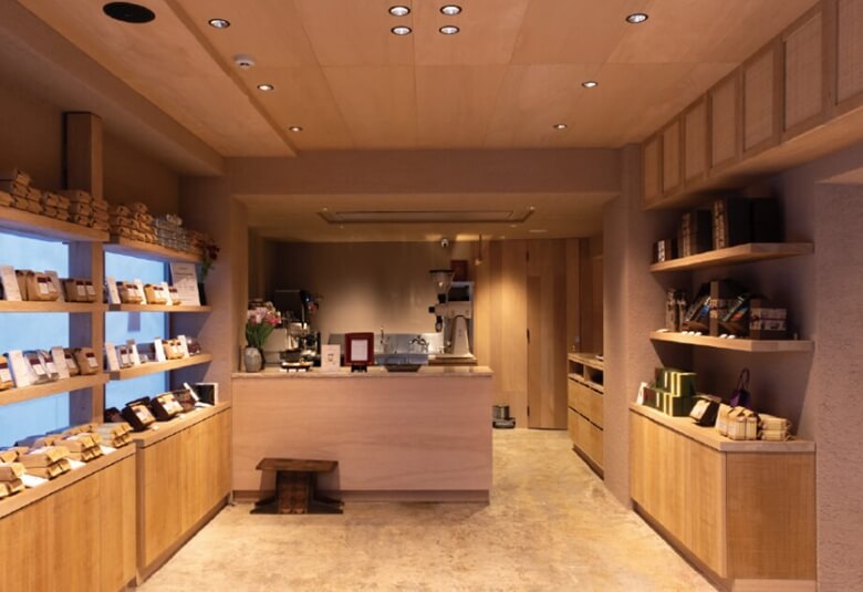 1. 駅からすぐの高品質コーヒー「OBSCURA COFFEE ROASTERS Home」