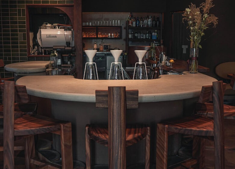 16. おしゃれな隠れ家的カフェバー「THREE」