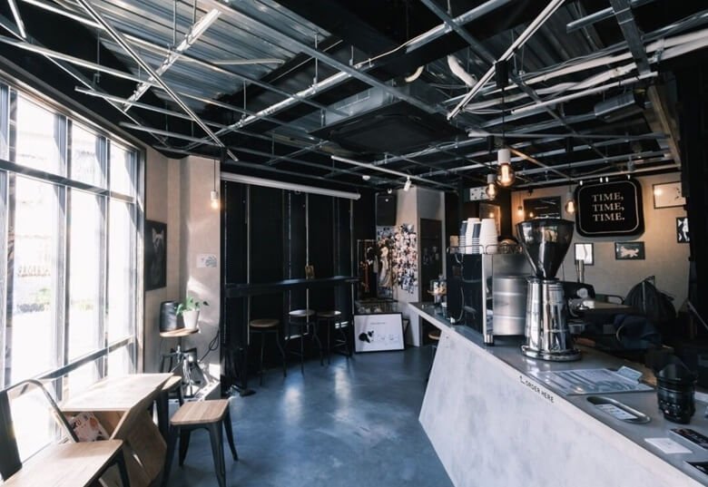 11. 愛犬と音楽を堪能できる異色のカフェ「TIME, TIME, TIME.」