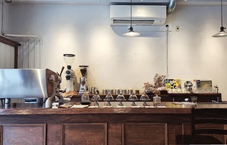 14. コーヒーオンリーの専門店「saladday coffee」