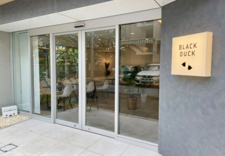 1. 開放感のある明るい店内が魅力の「ブラックダック」