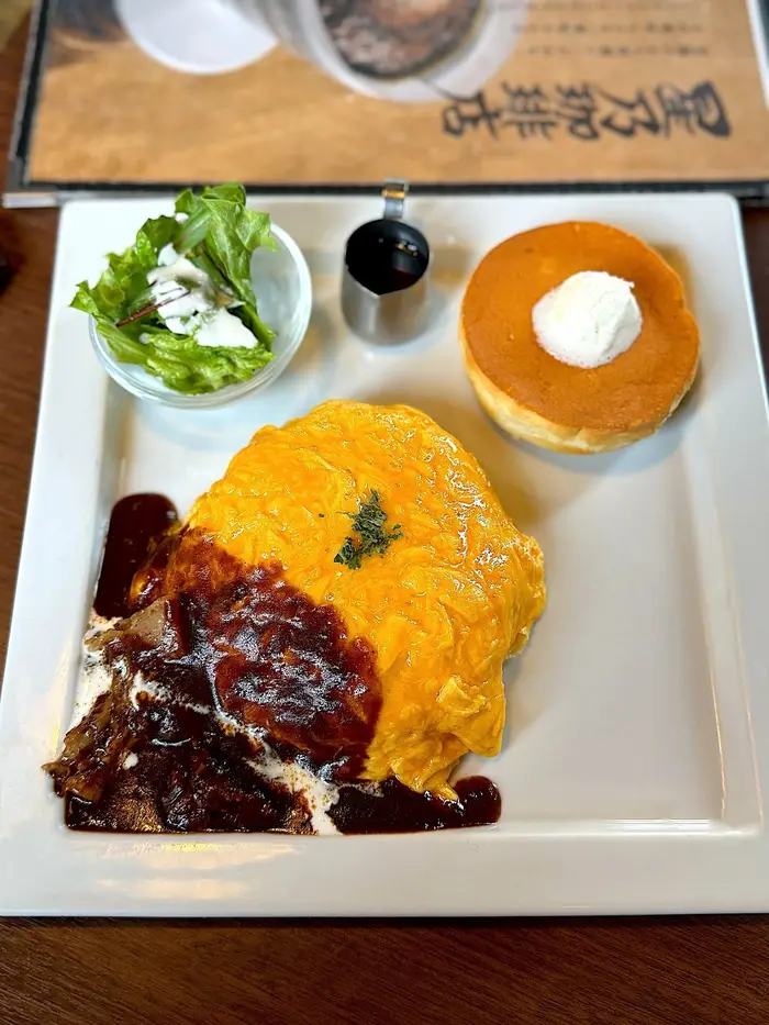 1. 人気No1プレートメニュー「ビーフシチューオムライス&パンケーキプレート」