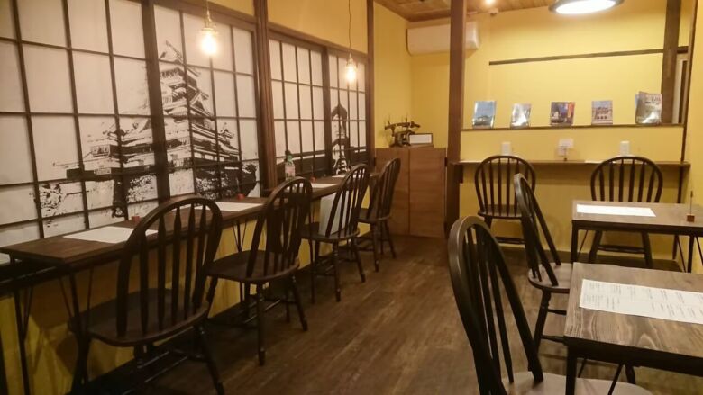 信州松本城町文庫「開智店」無人カフェ|本に囲まれたセルフスペース