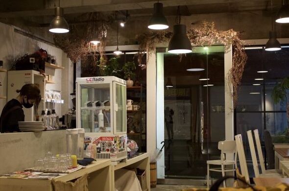 15.警固通りのスペシャルティコーヒー店「SHIROUZU COFFEE 警固店」