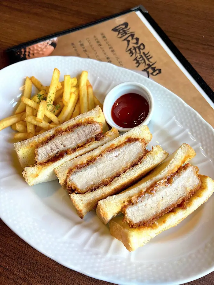 8. 肉の旨味が詰まった「厚切りカツサンド&ポテト」