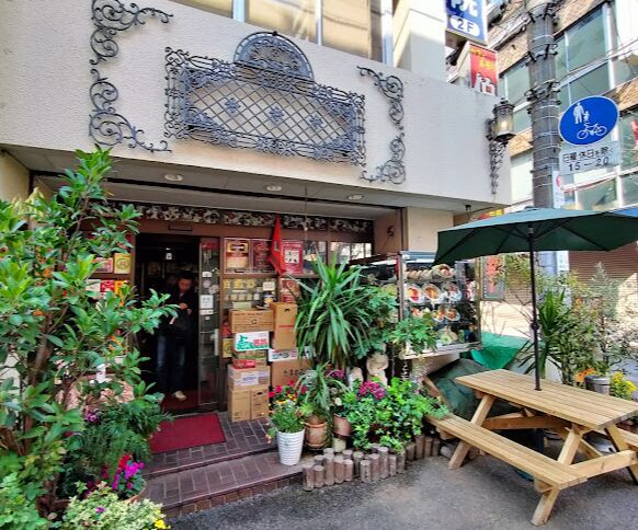 4. 昭和レトロな空間で愛される「カフェ&デリ 伯爵邸」