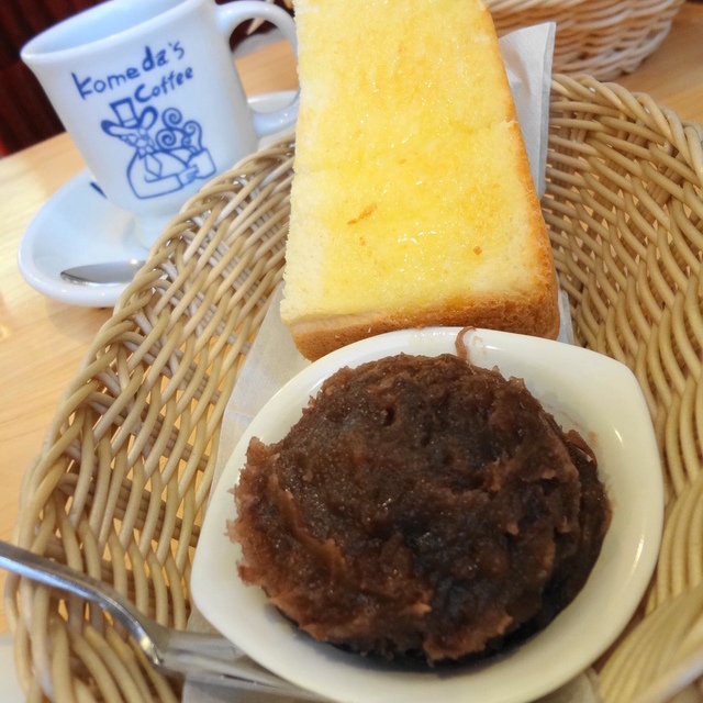 10. ソファ席で何時間でもくつろげる定番「コメダ珈琲店 横浜西口北幸店」