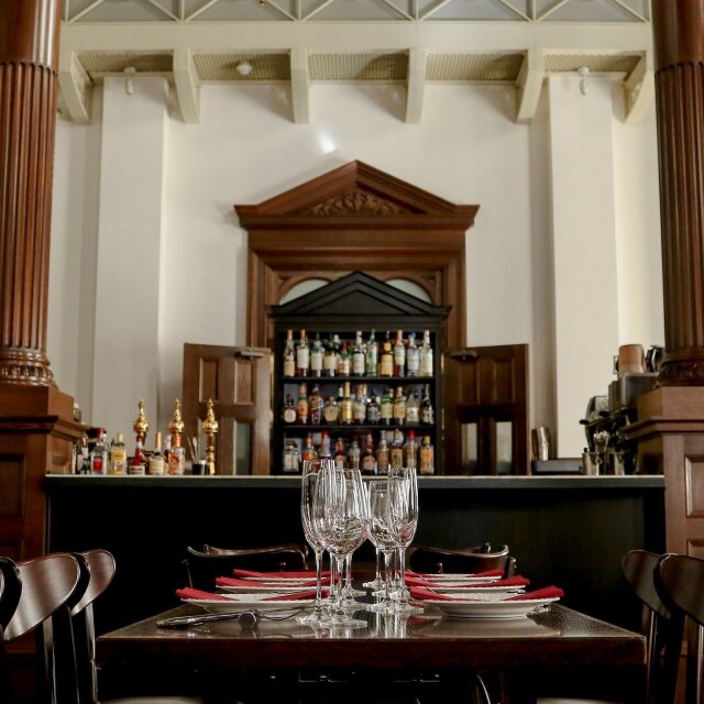 10. 美術館のチケットなしで入れる明治の銀行空間「Café 1894」