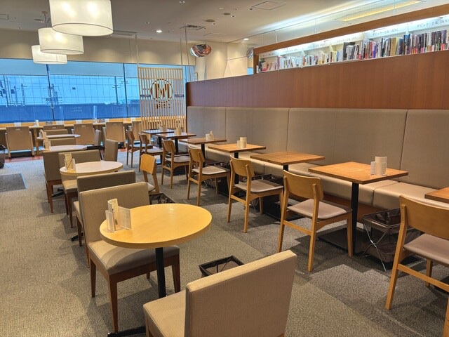 11. 書店の中で読書に没入できる「Cafe 1869 by MARUZEN」
