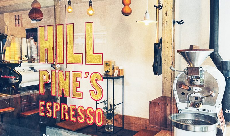 HILL PINE'S ESPRESSOの店内とDIEDRICH焙煎機