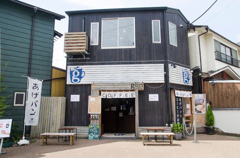 glincoffee 元町一号店の外観とあげパンの幟