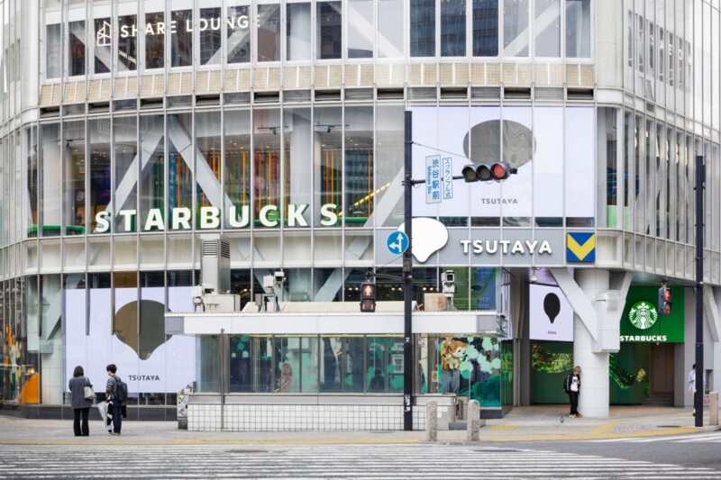 2. スクランブル交差点を見下ろす「SHIBUYA TSUTAYA 2F店」