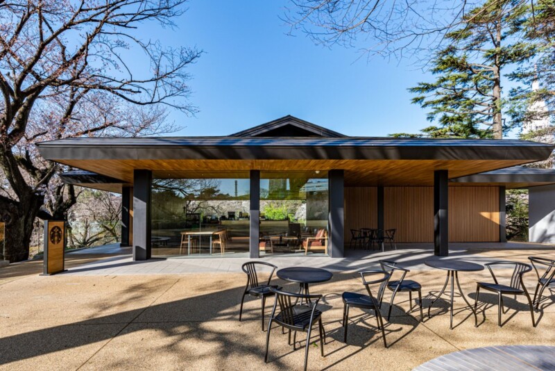 3. 国民公園の中で庭園を眺める「新宿御苑店」